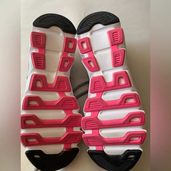 Ladies adidas running shoes in size 9. - Picture 7 of 7